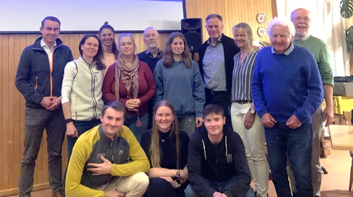 Mitgliederversammlung Starnberg 2025 - Foto von Vorstand und Beirat | © DAV Starnberg/Devon Gray