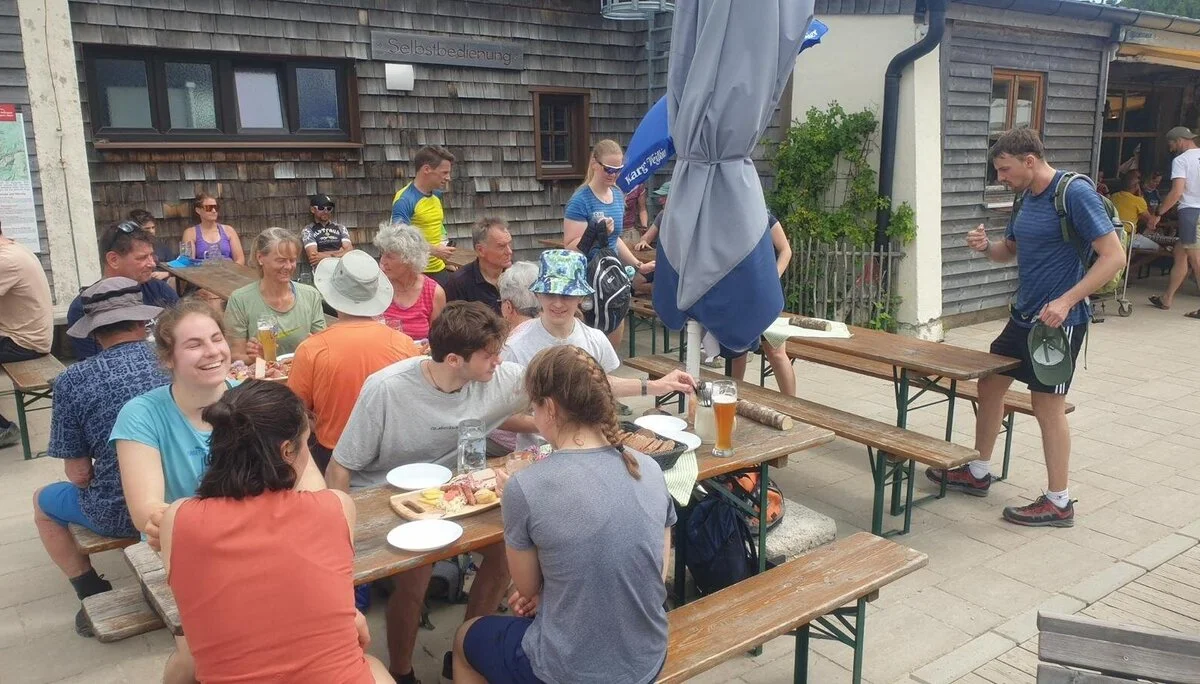 Brotzeit auf Hüttenterasse in der Sonne | © DAV Starnberg
