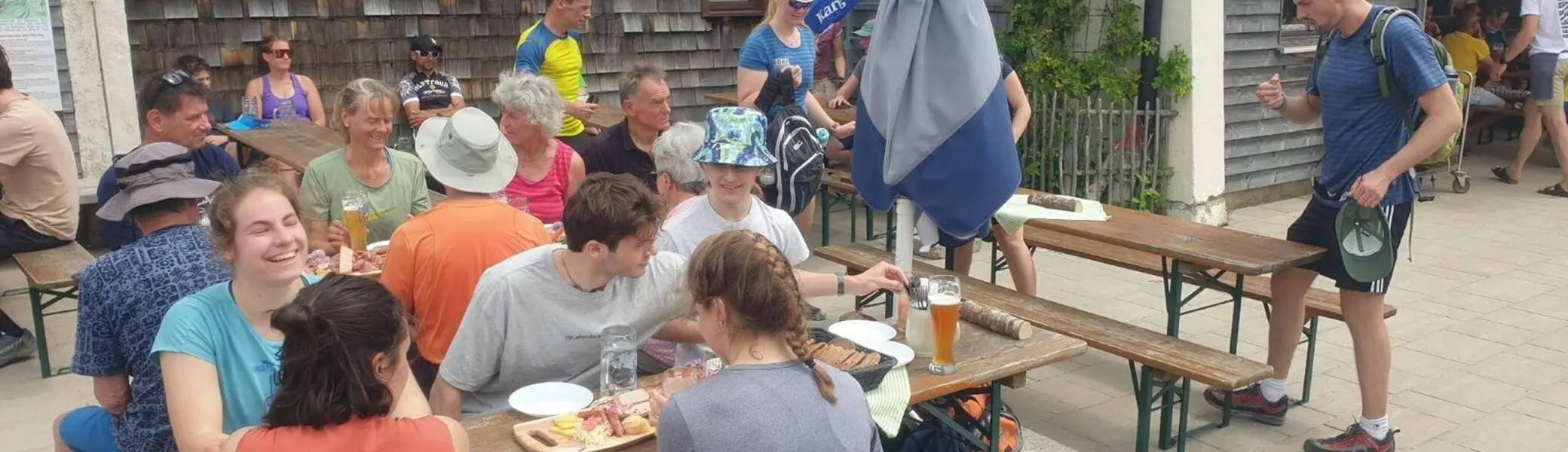 Brotzeit auf Hüttenterasse in der Sonne | © DAV Starnberg