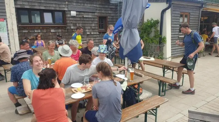 Brotzeit auf Hüttenterasse in der Sonne | © DAV Starnberg
