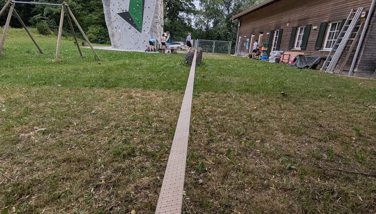 neue Slackline im Garten des DAV Vereinsheims mit Klettertrum im Hintergrund | © DAV Starnberg/Marc Werny