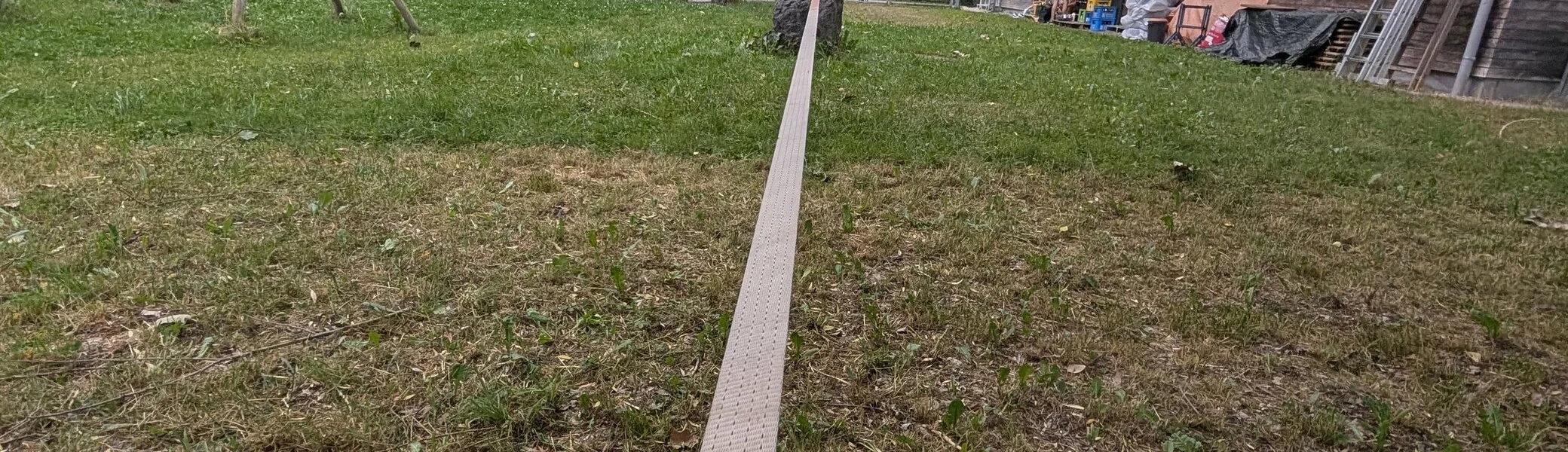 neue Slackline im Garten des DAV Vereinsheims mit Klettertrum im Hintergrund | © DAV Starnberg/Marc Werny