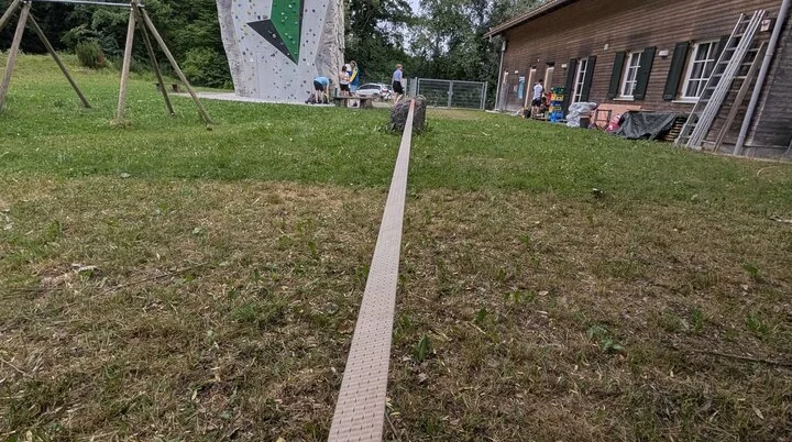 neue Slackline im Garten des DAV Vereinsheims mit Klettertrum im Hintergrund | © DAV Starnberg/Marc Werny