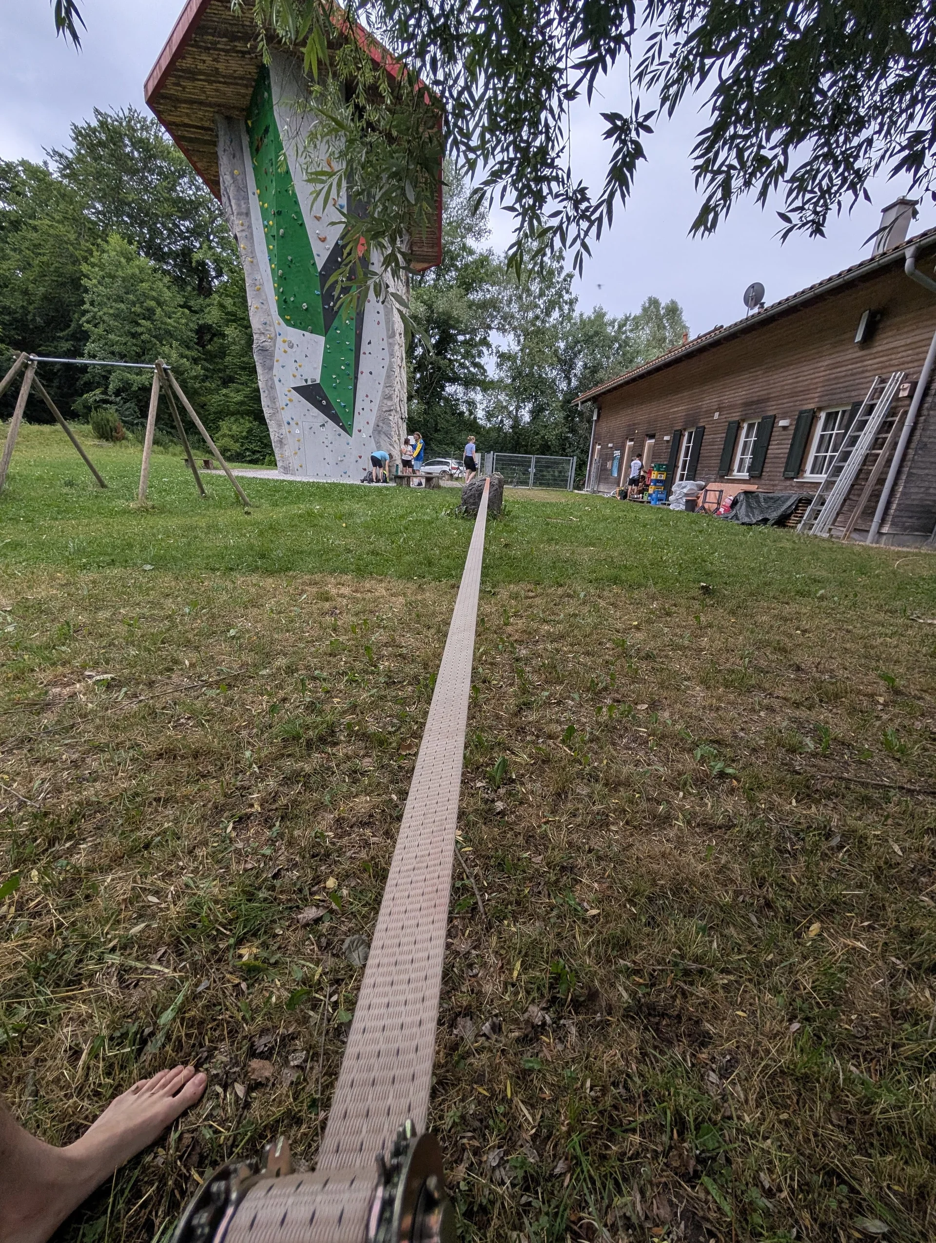 neue Slackline im Garten des DAV Vereinsheims mit Klettertrum im Hintergrund | © DAV Starnberg/Marc Werny