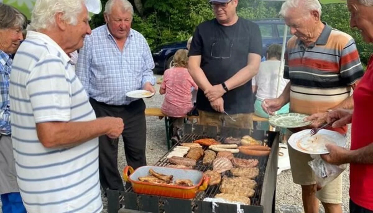 Männer am Grill beim Sommerfest | © DAV Starnberg