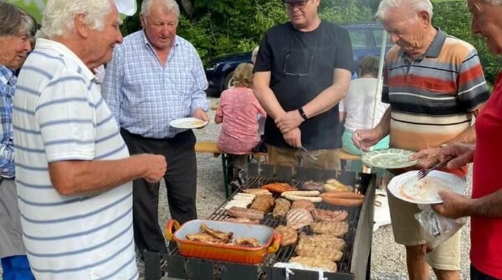 Männer am Grill beim Sommerfest | © DAV Starnberg