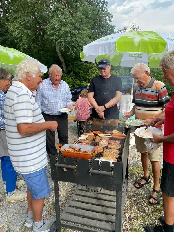 Männer am Grill beim Sommerfest | © DAV Starnberg