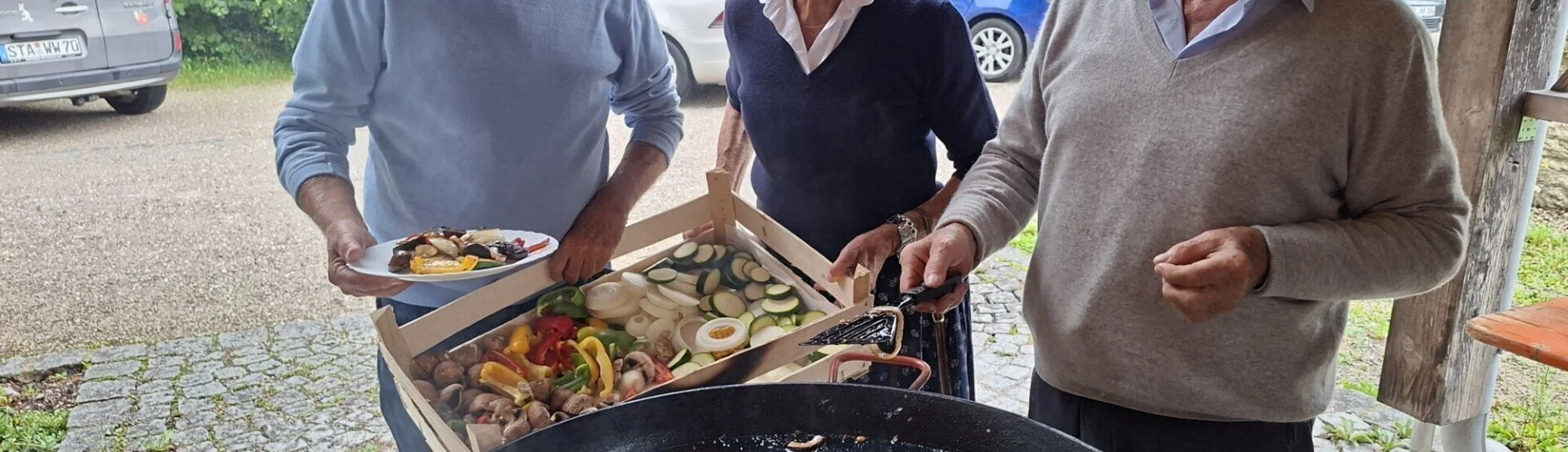 Grillpfanne mit Hanni und Erich Stoll sowie Joachim Deutschenbaur am Grillen | © DAV Starnberg/U. Lechner