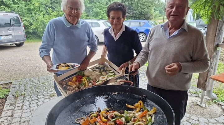 Grillpfanne mit Hanni und Erich Stoll sowie Joachim Deutschenbaur am Grillen | © DAV Starnberg/U. Lechner