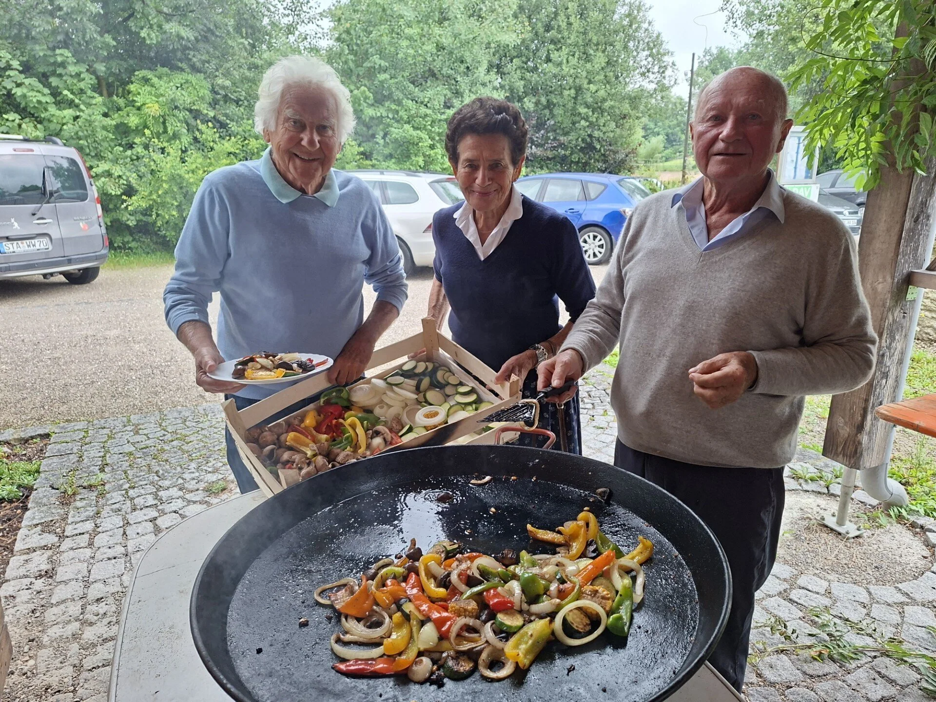 Grillpfanne mit Hanni und Erich Stoll sowie Joachim Deutschenbaur am Grillen | © DAV Starnberg/U. Lechner
