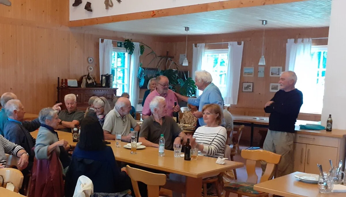Dank von Jochen Deutschenbaur an Hans Zeeb bei der Veranstaltung | © DAV Starnberg/Thomas Criegee