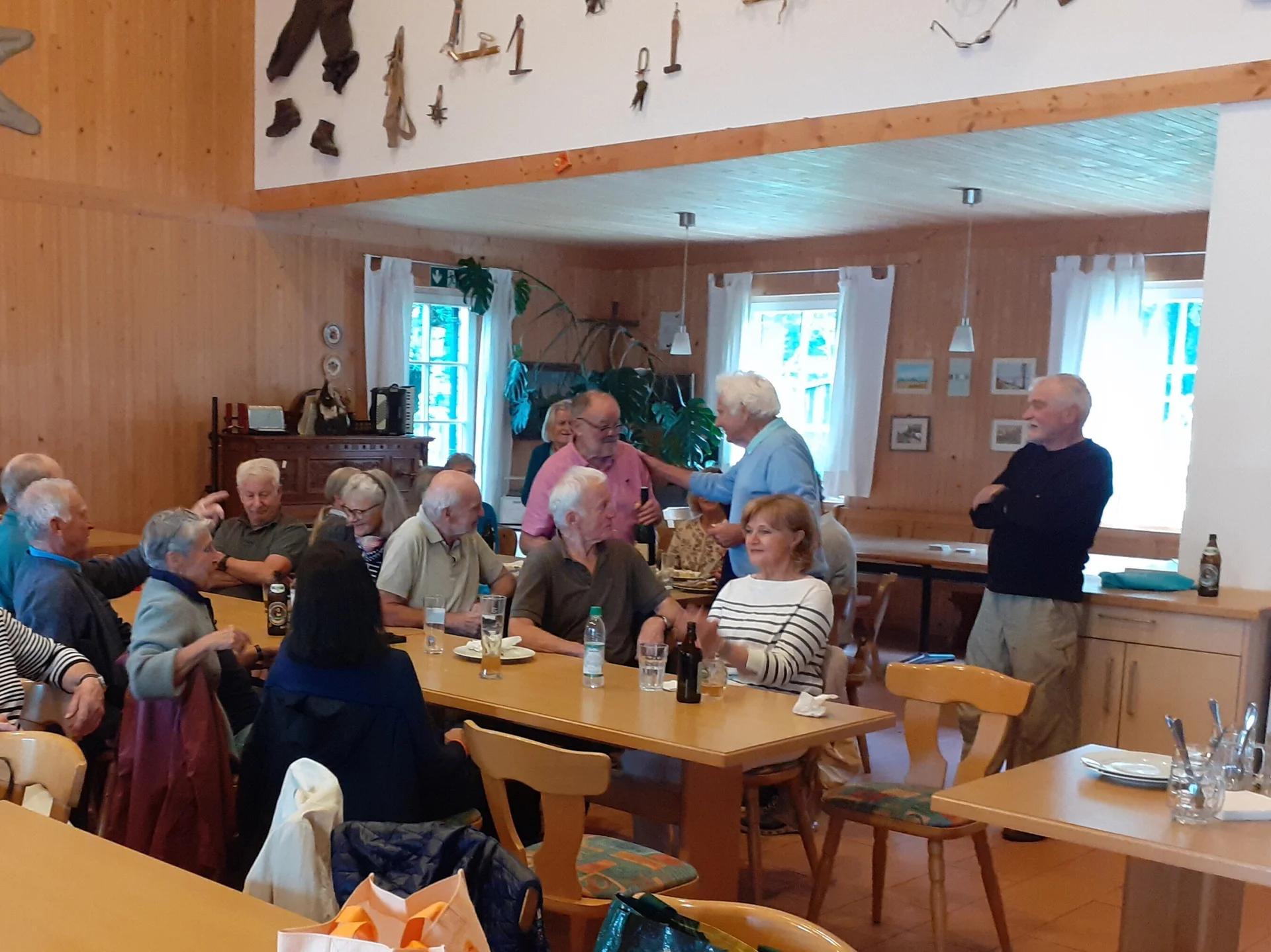 Dank von Jochen Deutschenbaur an Hans Zeeb bei der Veranstaltung | © DAV Starnberg/Thomas Criegee