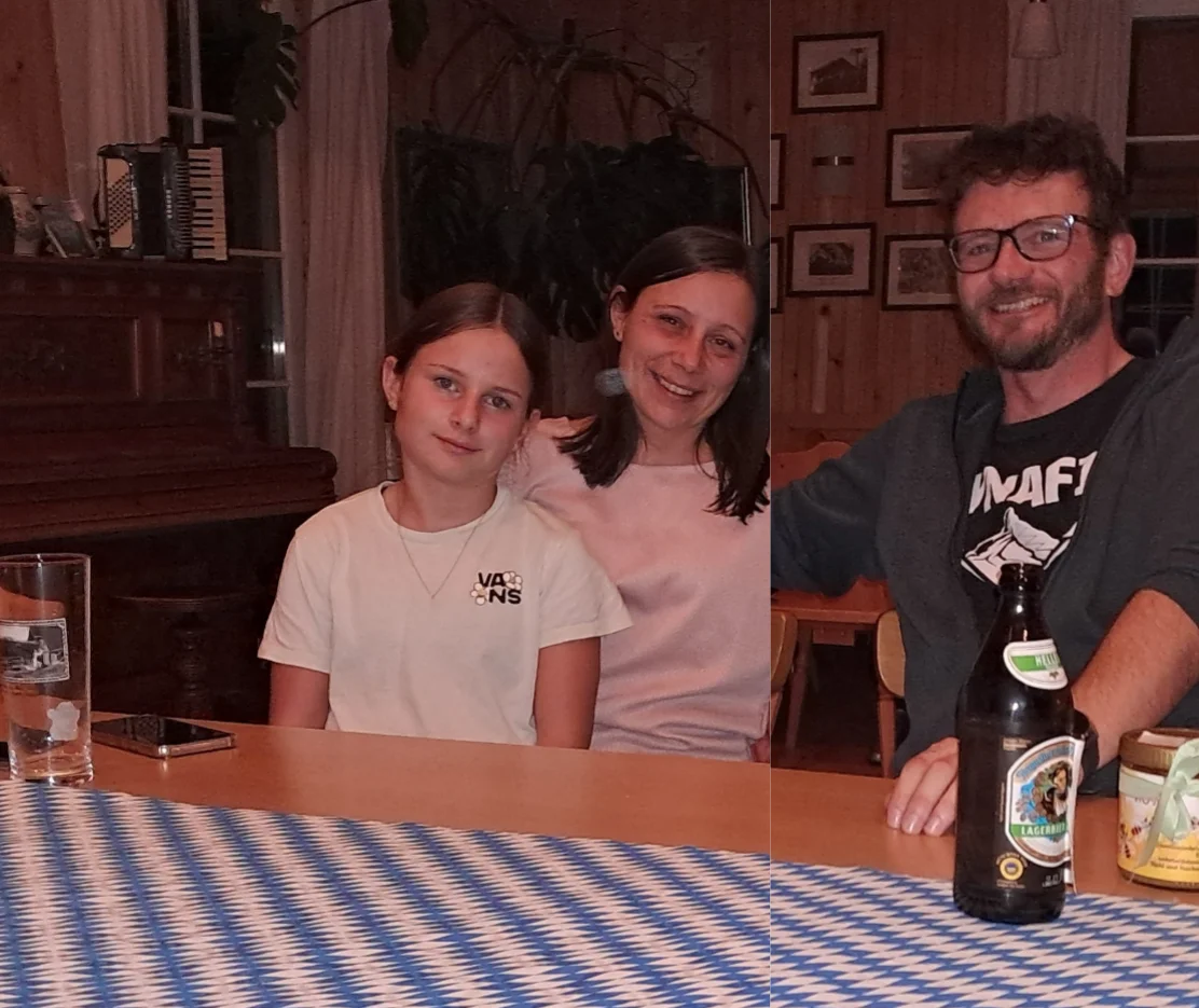 Jürgen, Martina und Selina - die neue Pächterfamilie am Hohenzollernhaus - Foto am Tisch im Vereinsheim | © DAV Starnberg