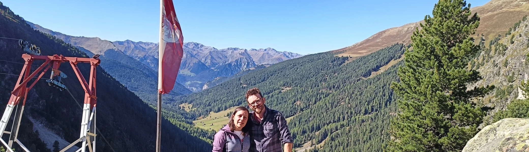 Jürgen und Martina - unsere neuen HZH-Pächter vor der Materialseilbahn | © DAV Starnberg