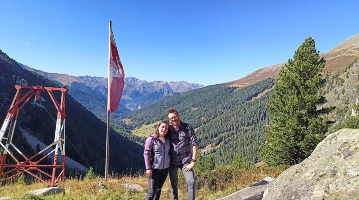 Jürgen und Martina - unsere neuen HZH-Pächter vor der Materialseilbahn | © DAV Starnberg