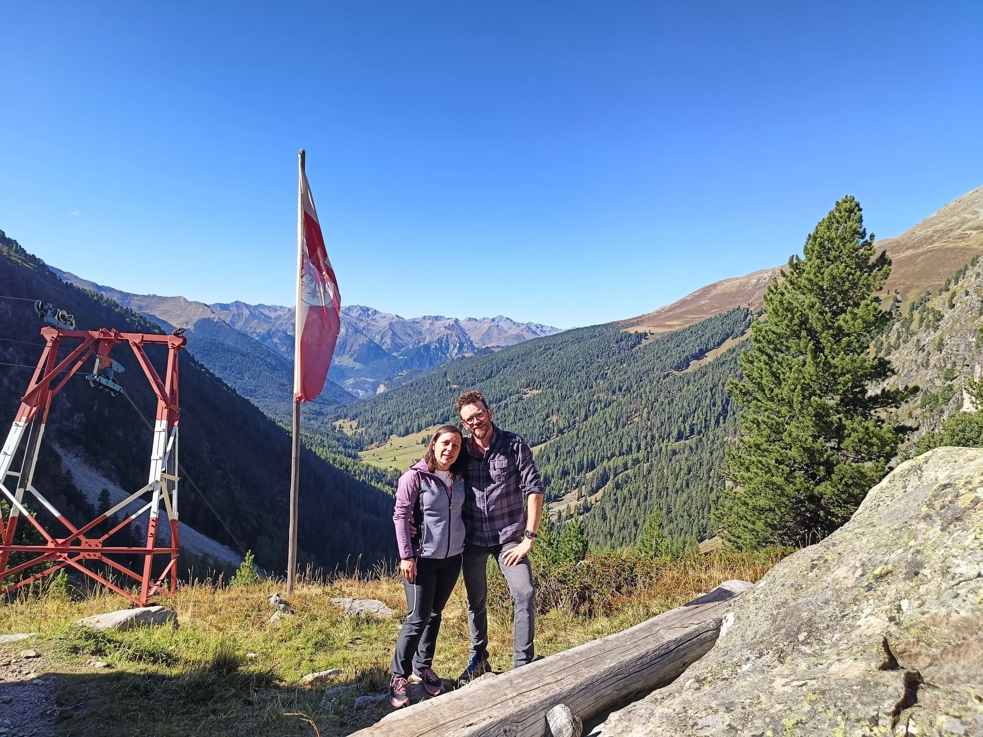 Jürgen und Martina - unsere neuen HZH-Pächter vor der Materialseilbahn | © DAV Starnberg