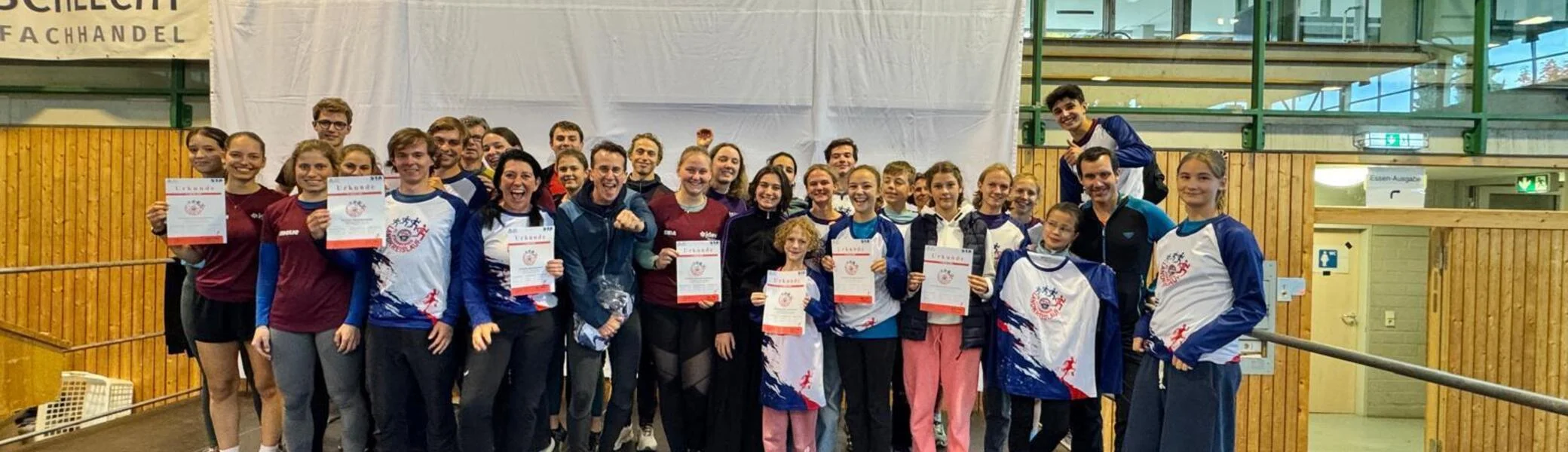 Landkreislauf 2025 DAV Teamfoto bei der Siegerehrung auf der Bühne | © DAV Starnberg