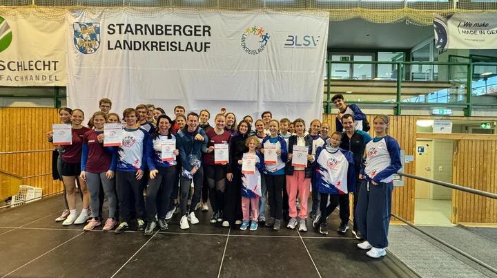 Landkreislauf 2025 DAV Teamfoto bei der Siegerehrung auf der Bühne | © DAV Starnberg