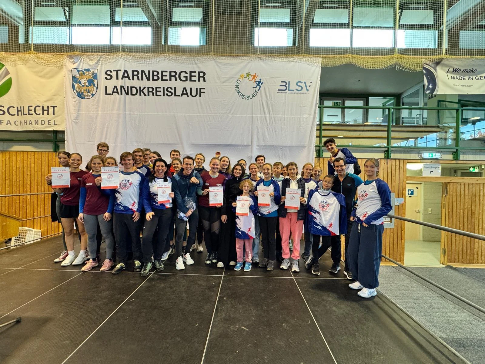 Landkreislauf 2025 DAV Teamfoto bei der Siegerehrung auf der Bühne | © DAV Starnberg