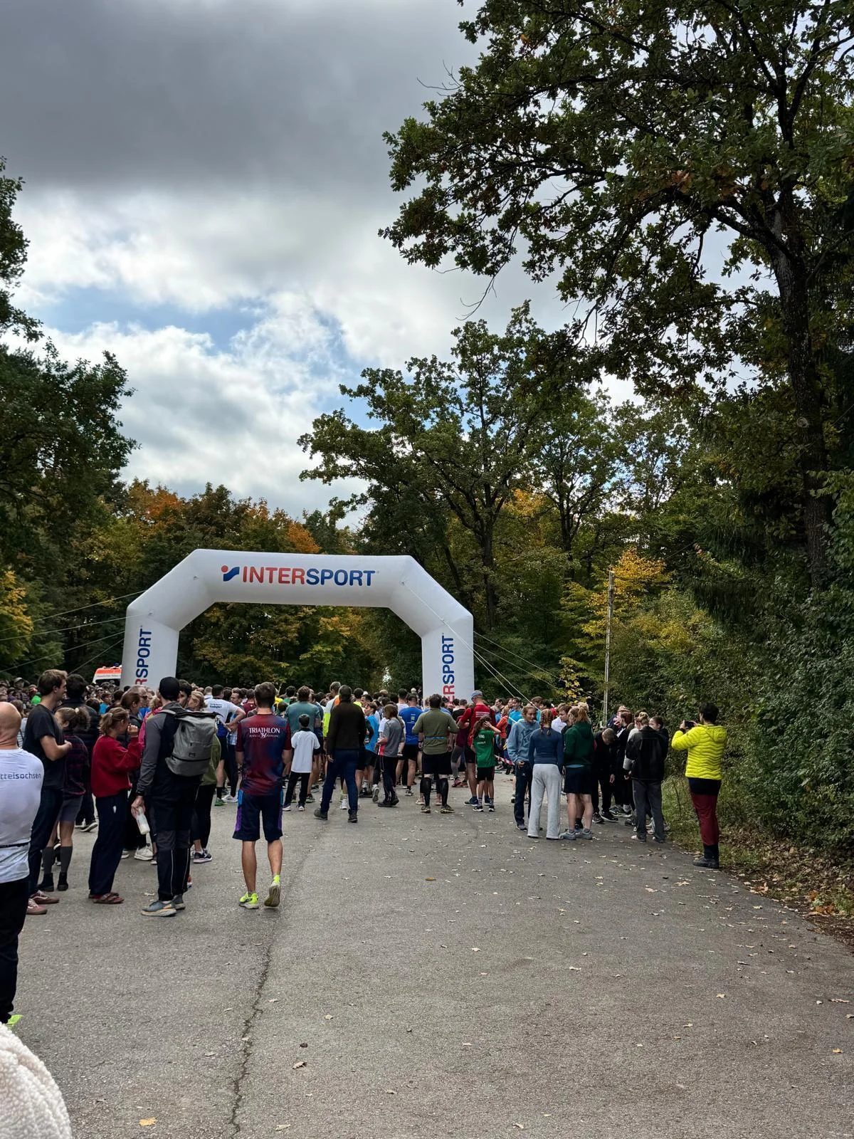 Landkreislauf 2025 an der Startlinie kurz vor dem Start | © DAV Starnberg