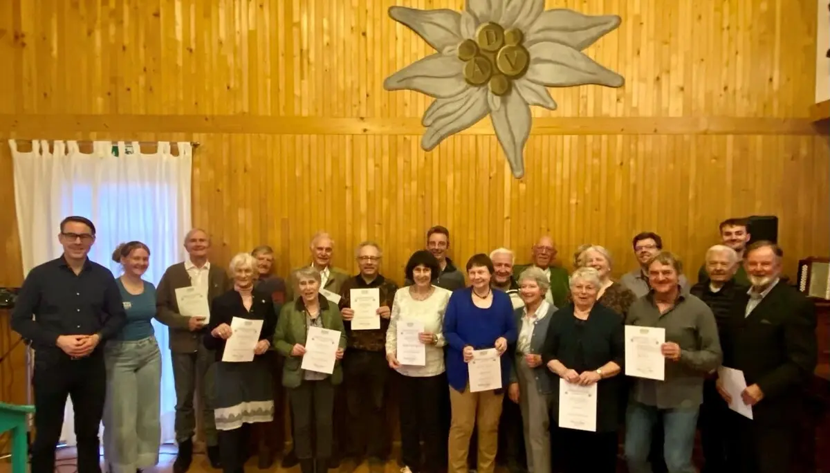 Die geehrten langjährigen Mitglieder mit Urkunden und Vorstandsmitgliedern | © DAV Starnberg