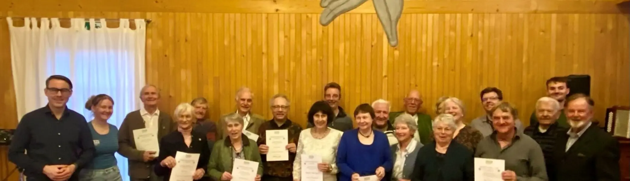 Die geehrten langjährigen Mitglieder mit Urkunden und Vorstandsmitgliedern | © DAV Starnberg