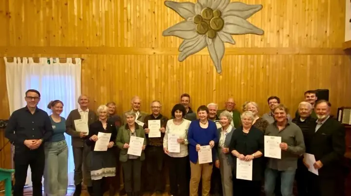Die geehrten langjährigen Mitglieder mit Urkunden und Vorstandsmitgliedern | © DAV Starnberg