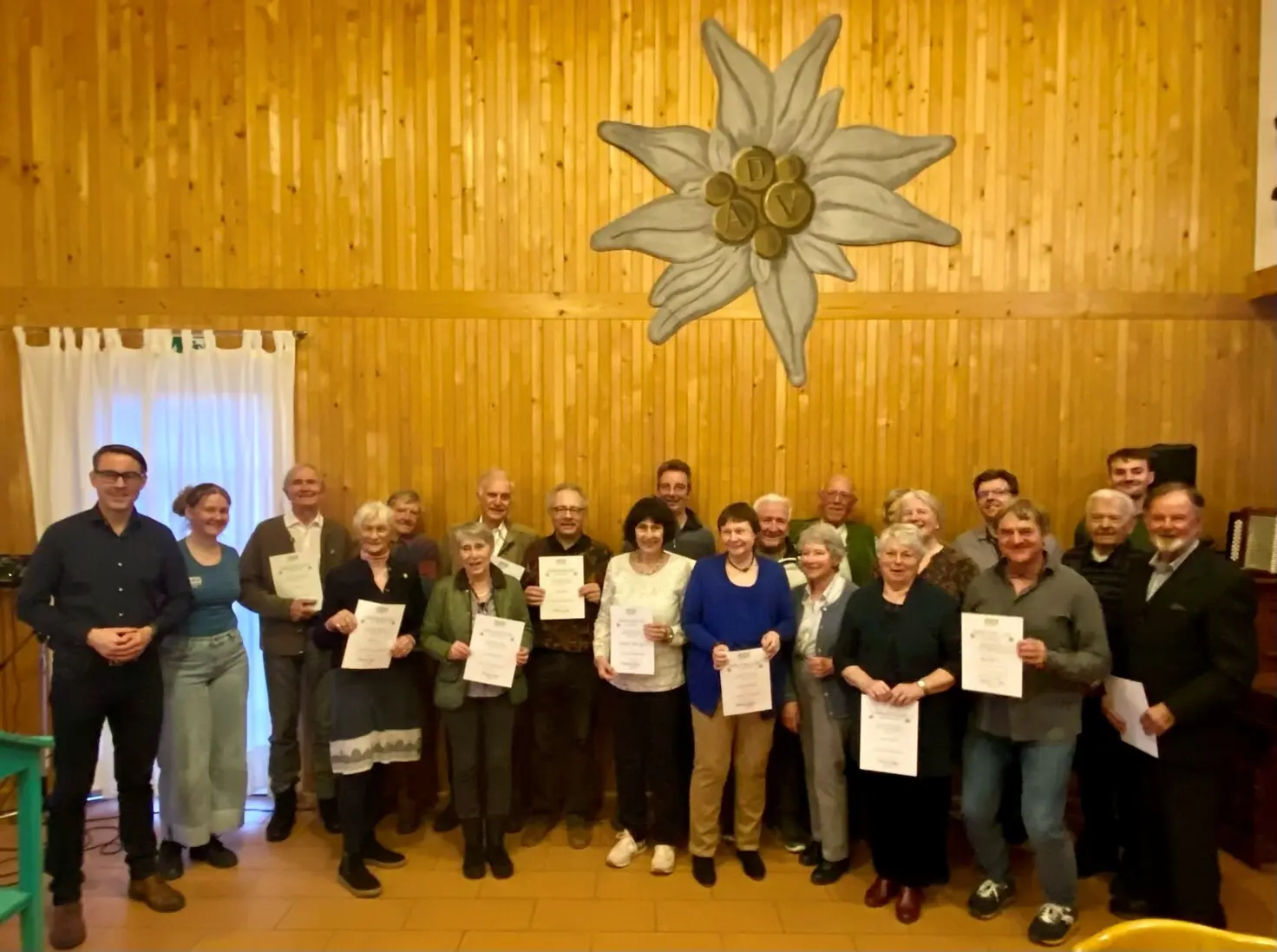 Die geehrten langjährigen Mitglieder mit Urkunden und Vorstandsmitgliedern | © DAV Starnberg