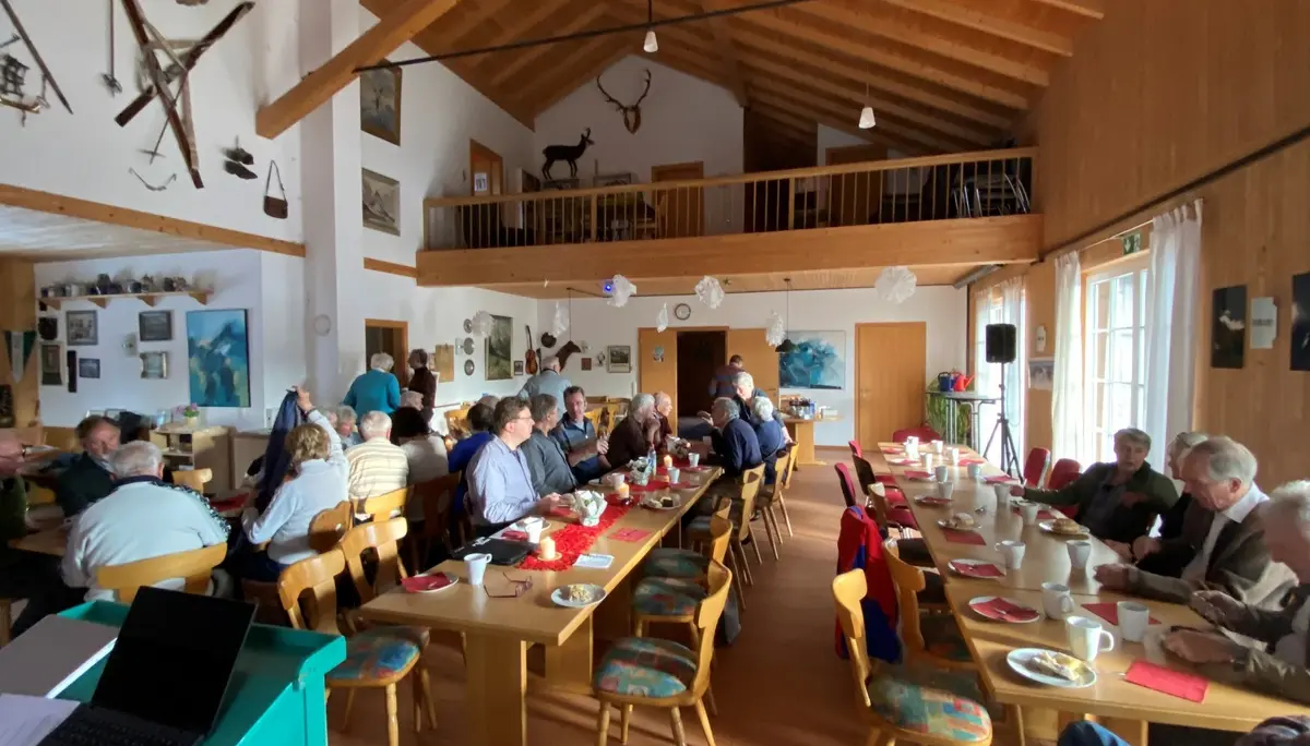 Vereinsheim gefüllt mit den langjährigen Mitgliedern | © DAV Starnberg