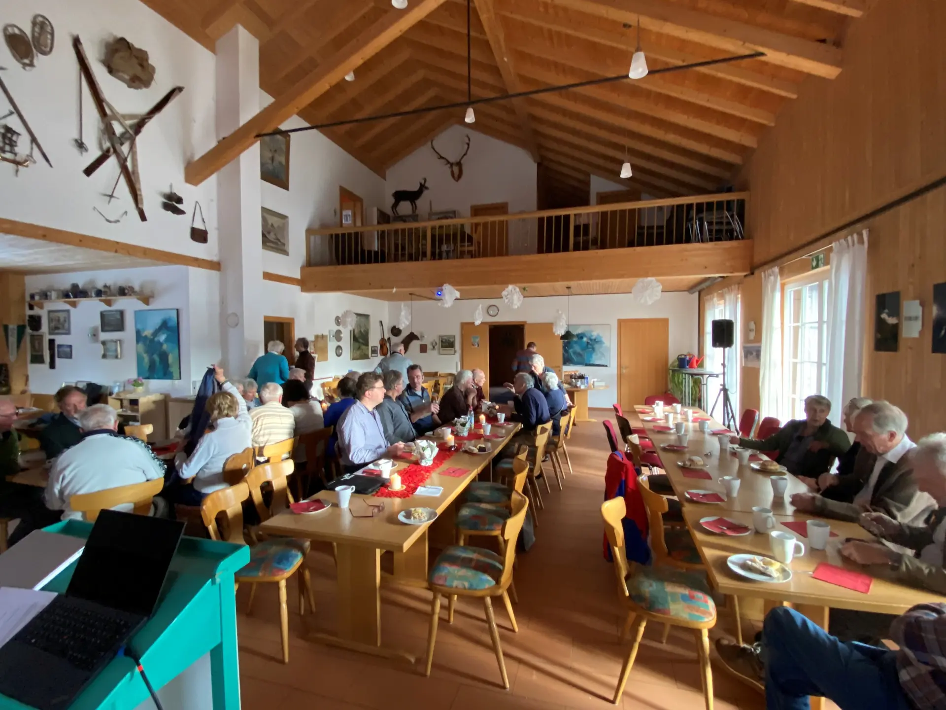 Vereinsheim gefüllt mit den langjährigen Mitgliedern | © DAV Starnberg