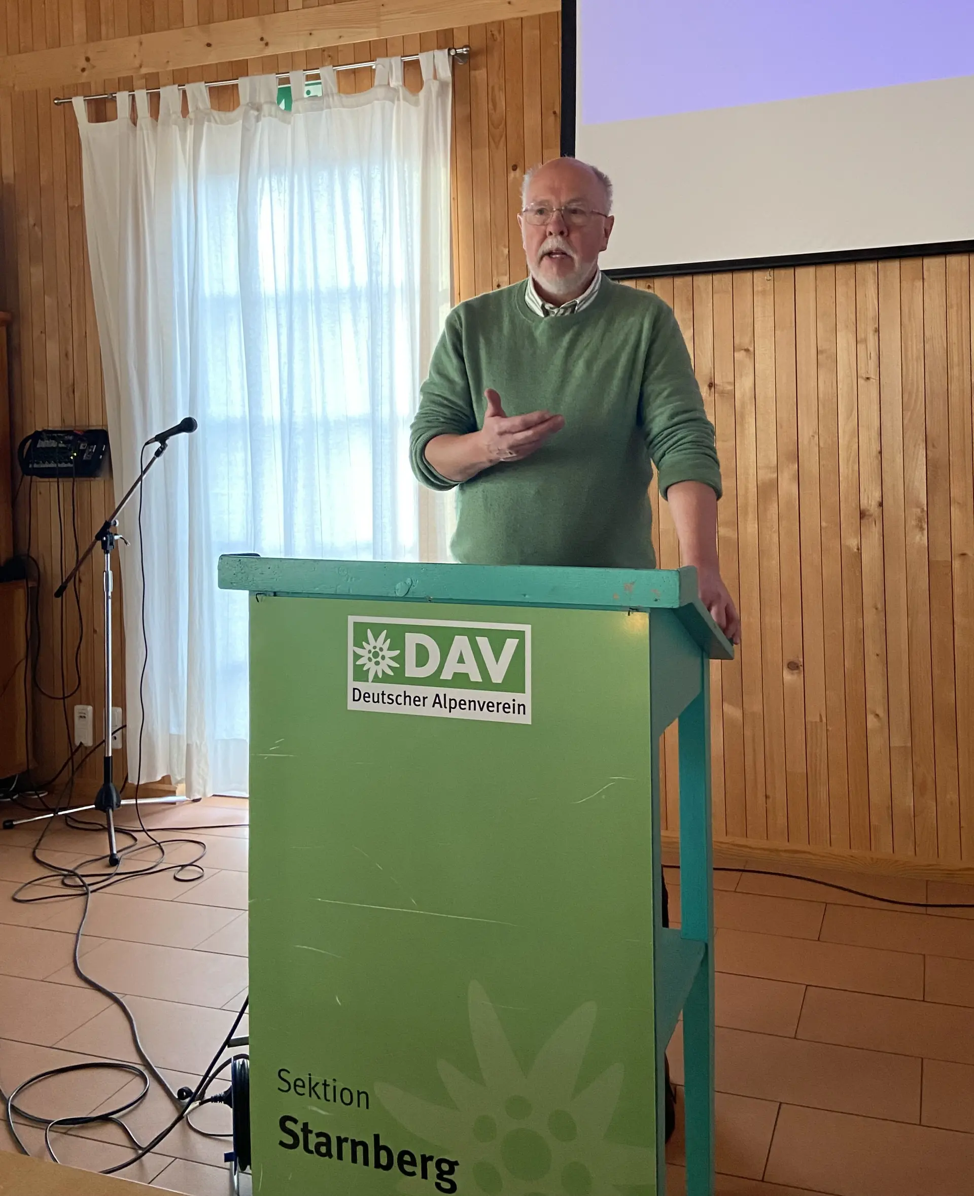 Ehemaliger 1. Vorsitzender Anderl am Rednerpult | © DAV Starnberg