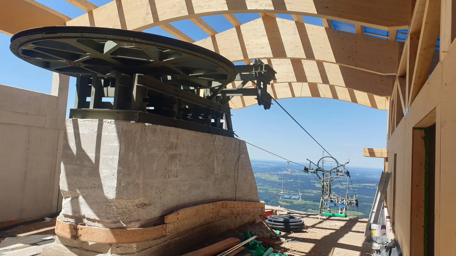 Foto der Liftanlage vom Inneren des Rohbaus des Gebäudes | © DAV Starnberg | Dominik Dreyer