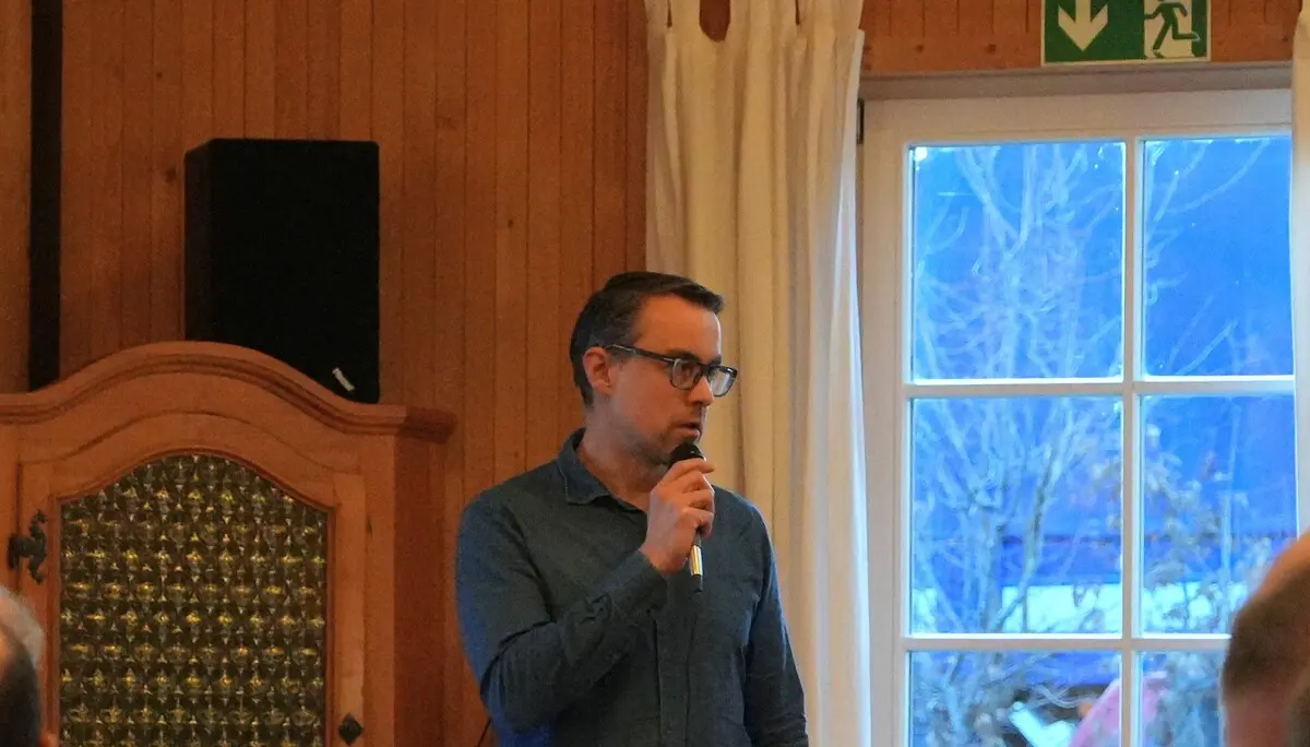 Mitgliederversammlung 2026 - Dominik Dreyer, unser erster Vorsitzende leitet die Veranstaltung | © DAV Starnberg | Marc Werny