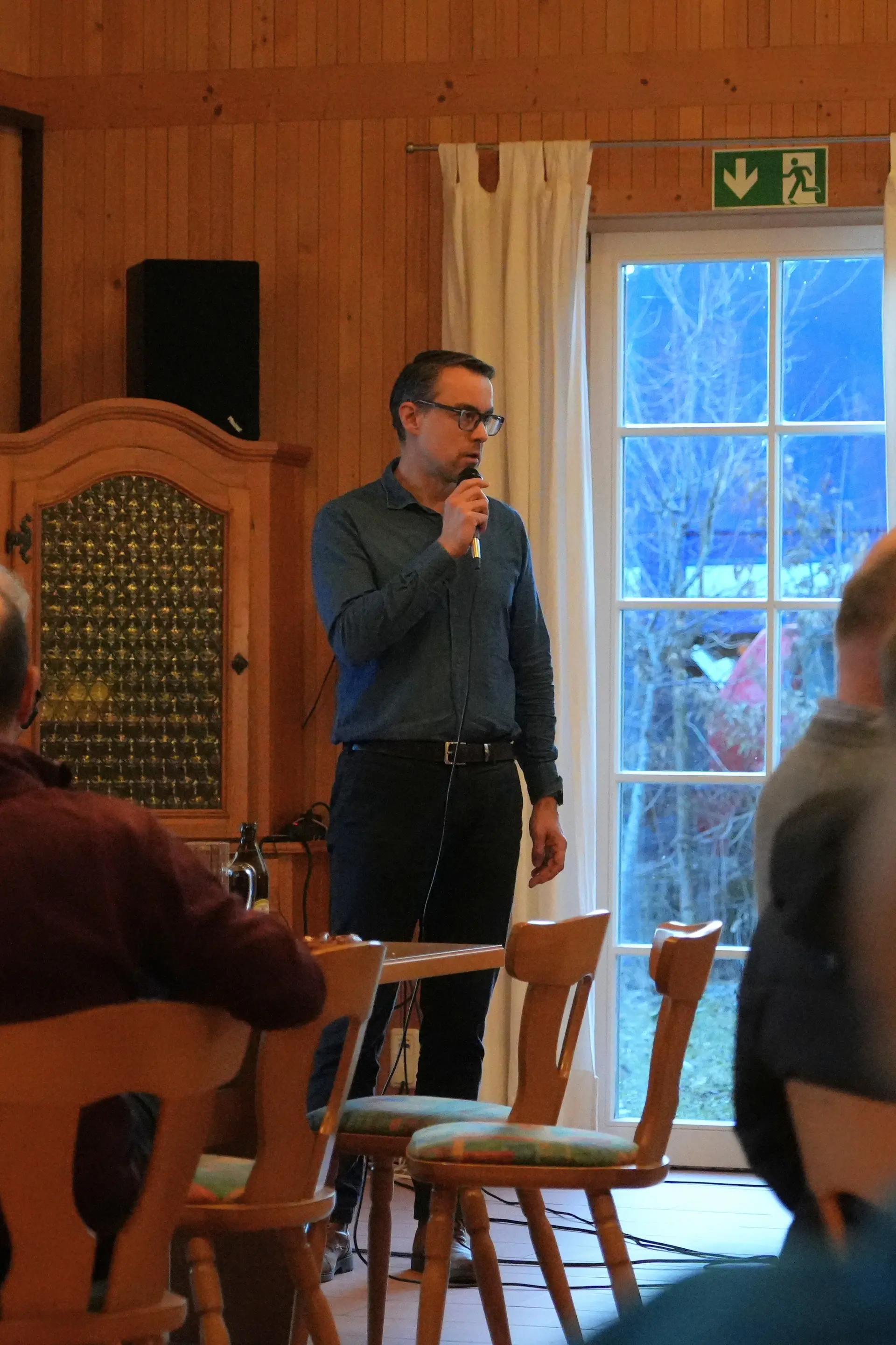 Mitgliederversammlung 2026 - Dominik Dreyer, unser erster Vorsitzende leitet die Veranstaltung | © DAV Starnberg | Marc Werny