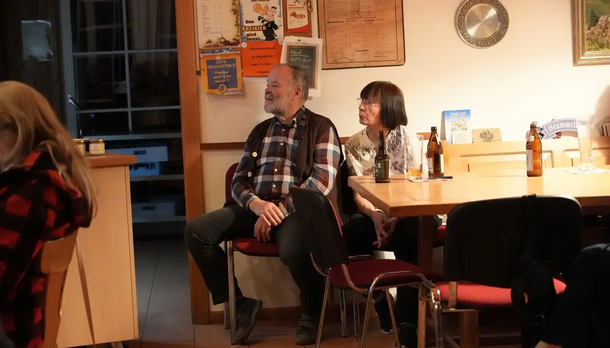 Mitgliederversammlung 2026 - Hans und Sybille Zeeb kümmern sich wieder um die Verpflegung und hören gespannt zu | © DAV Starnberg | Marc Werny