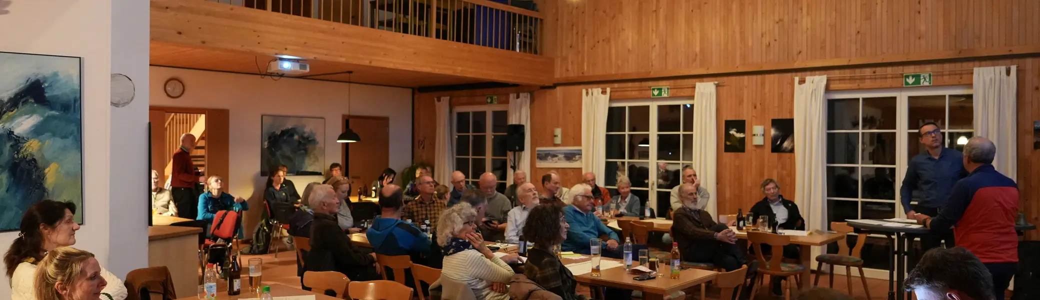 Mitgliederversammlung 2026 - gefülltes Vereinsheim | © DAV Starnberg | Marc Werny