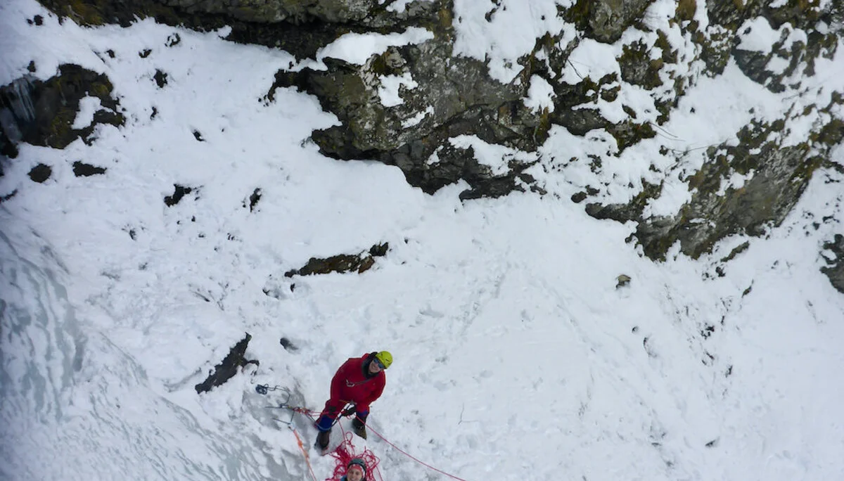 Beeindruckende Perspektive zum Wandfuß – leider zu wenig Schnee um entspannt stehen zu können | © DAV Starnberg