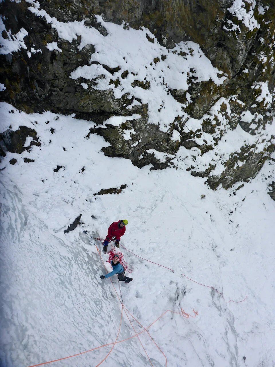 Beeindruckende Perspektive zum Wandfuß – leider zu wenig Schnee um entspannt stehen zu können | © DAV Starnberg