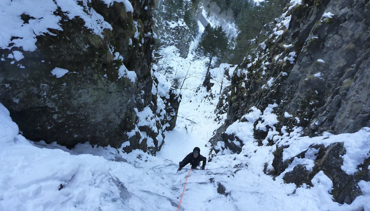 Im Gully links neben den Doppellutschern | © DAV Starnberg