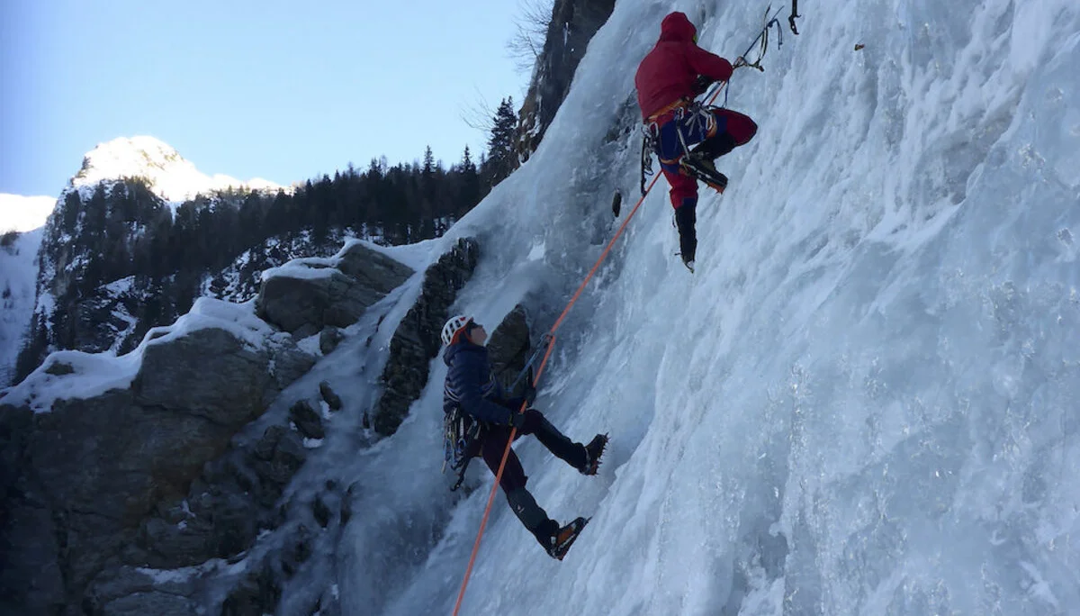Auch Abseilen gehört neben Sichern, Standplatzbau, Fortbewegen der Seilschaft zu den essentiellen Techniken die eine Mehrseillänge erfordert | © DAV Starnberg