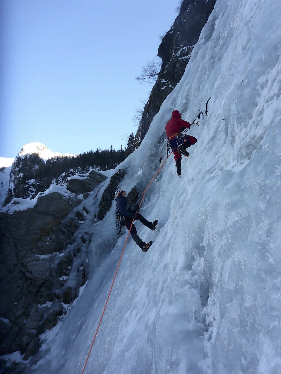 Auch Abseilen gehört neben Sichern, Standplatzbau, Fortbewegen der Seilschaft zu den essentiellen Techniken die eine Mehrseillänge erfordert | © DAV Starnberg
