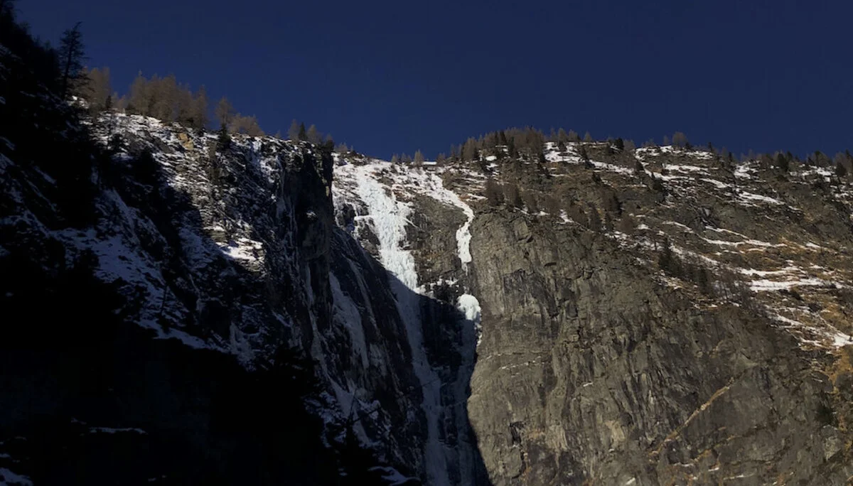 „Mordor“ bekommt vormittags Sonne, der „Supervisor“ ist schon halb zusammengefallen | © DAV Starnberg