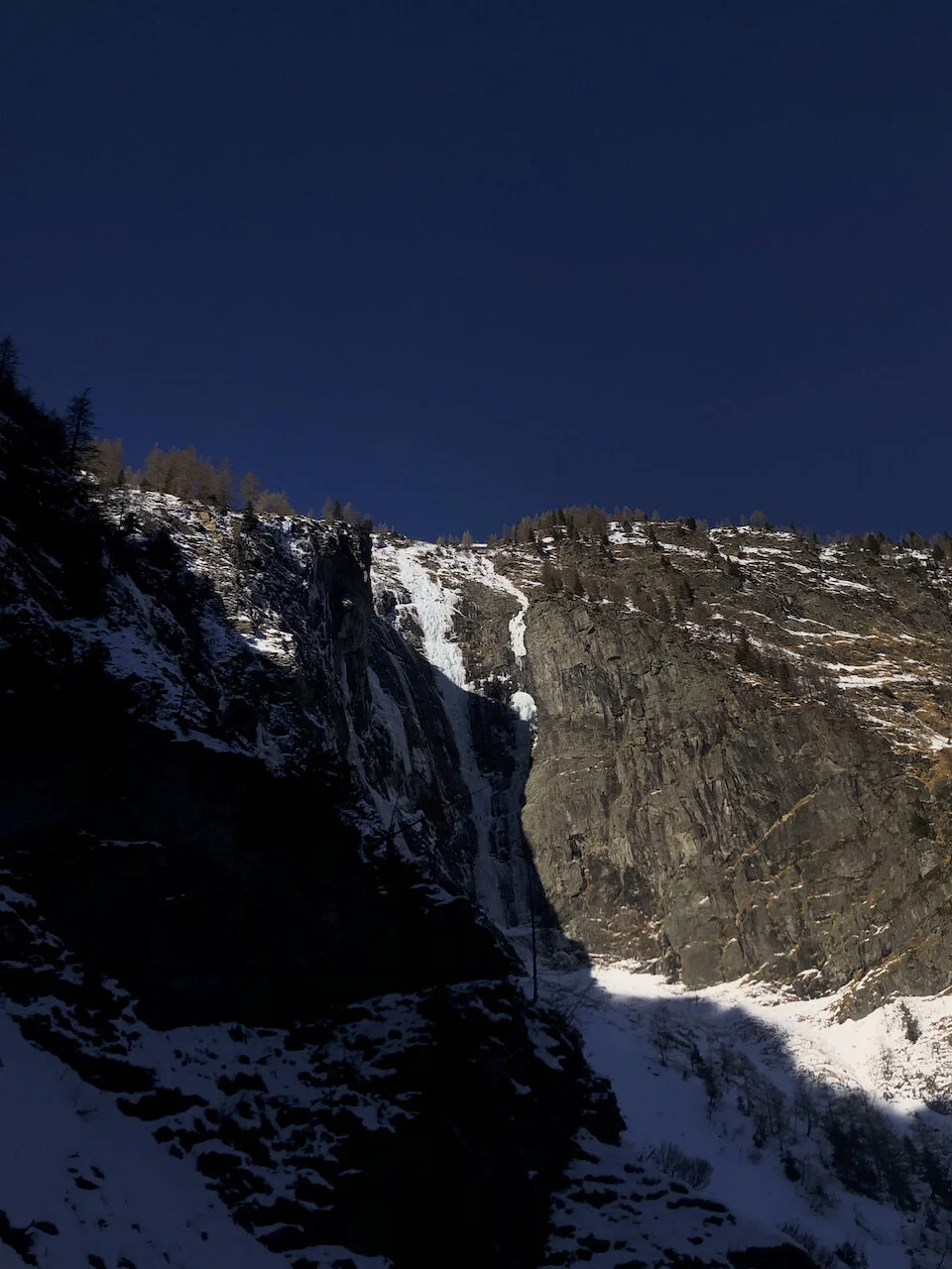 „Mordor“ bekommt vormittags Sonne, der „Supervisor“ ist schon halb zusammengefallen | © DAV Starnberg