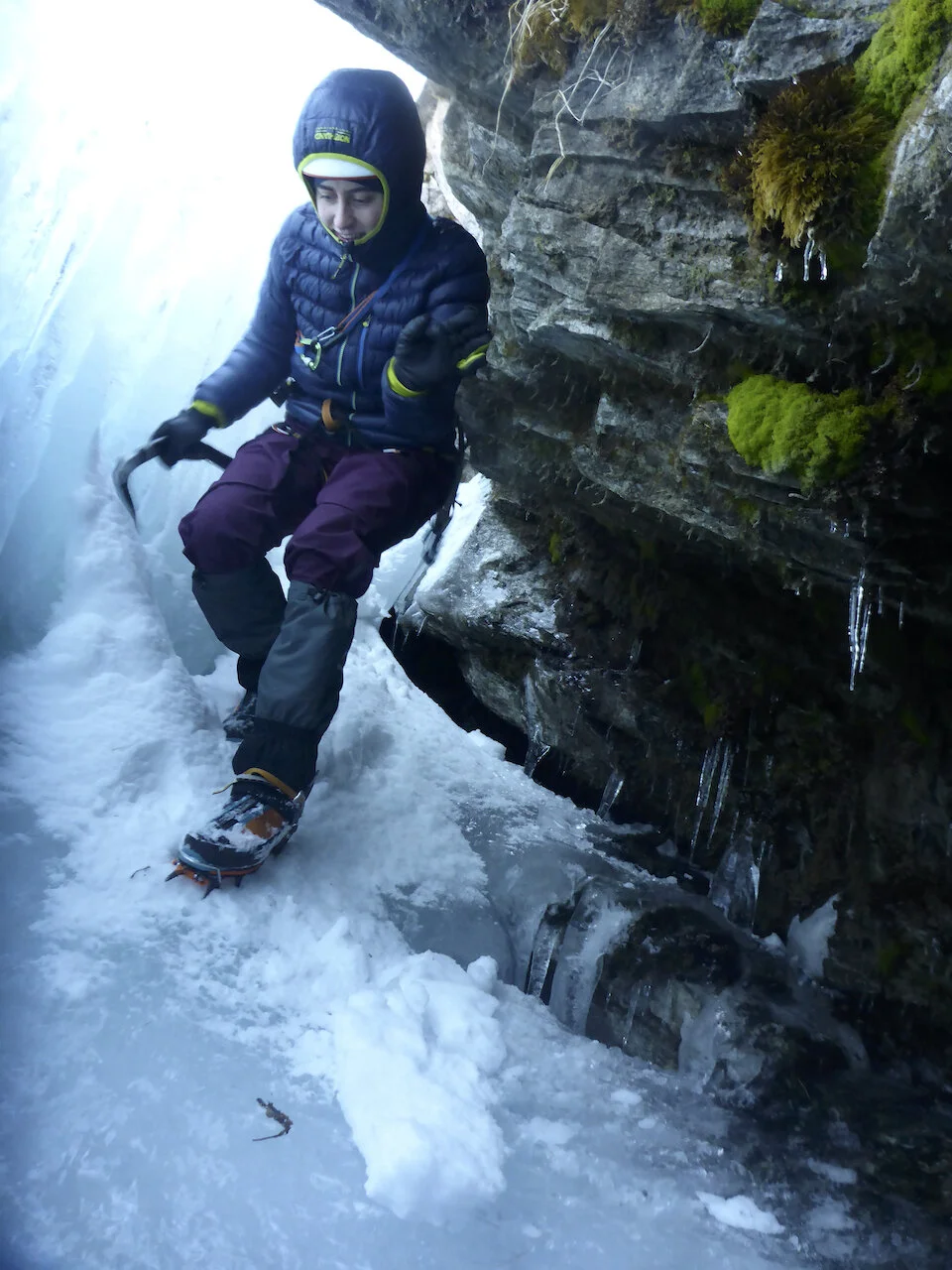 Auch der Teil hinterm Eisvorhang wird erkundet | © DAV Starnberg
