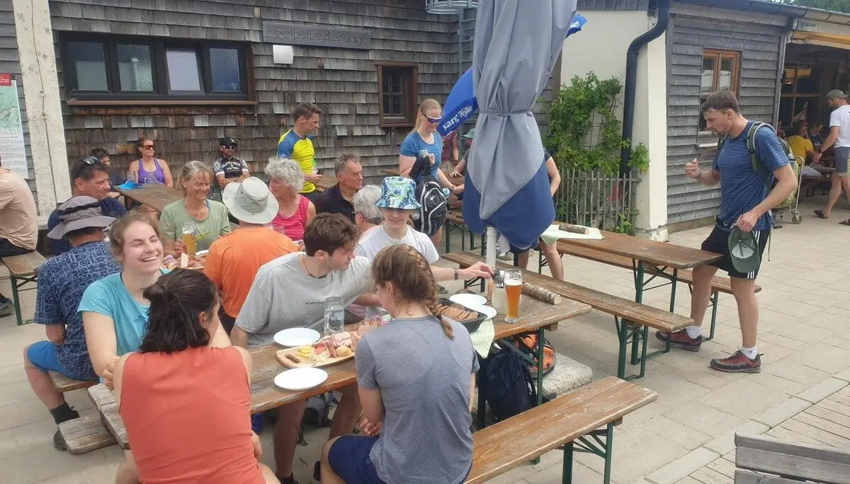 Brotzeit auf Hüttenterasse in der Sonne | © DAV Starnberg
