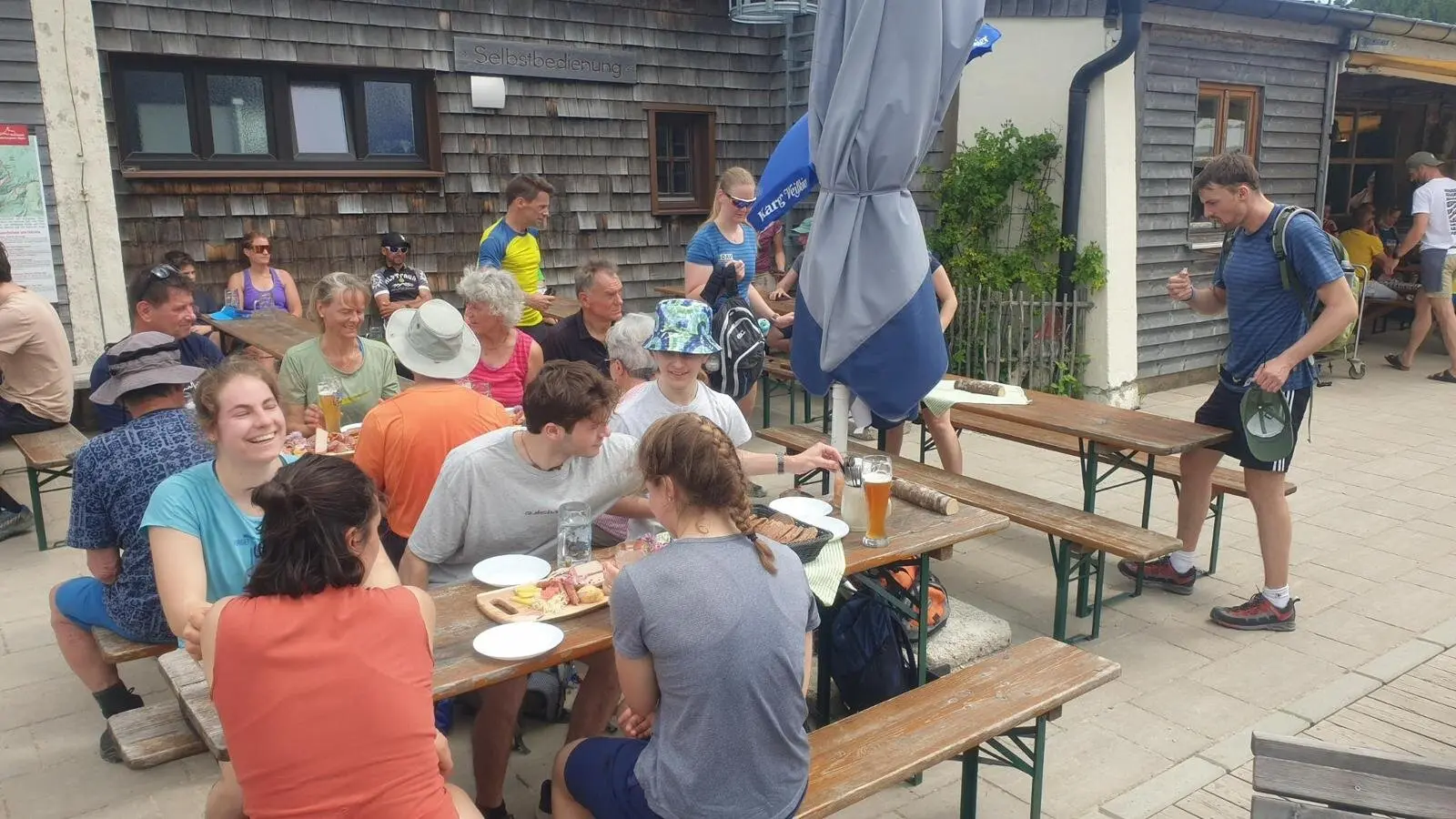 Brotzeit auf Hüttenterasse in der Sonne | © DAV Starnberg