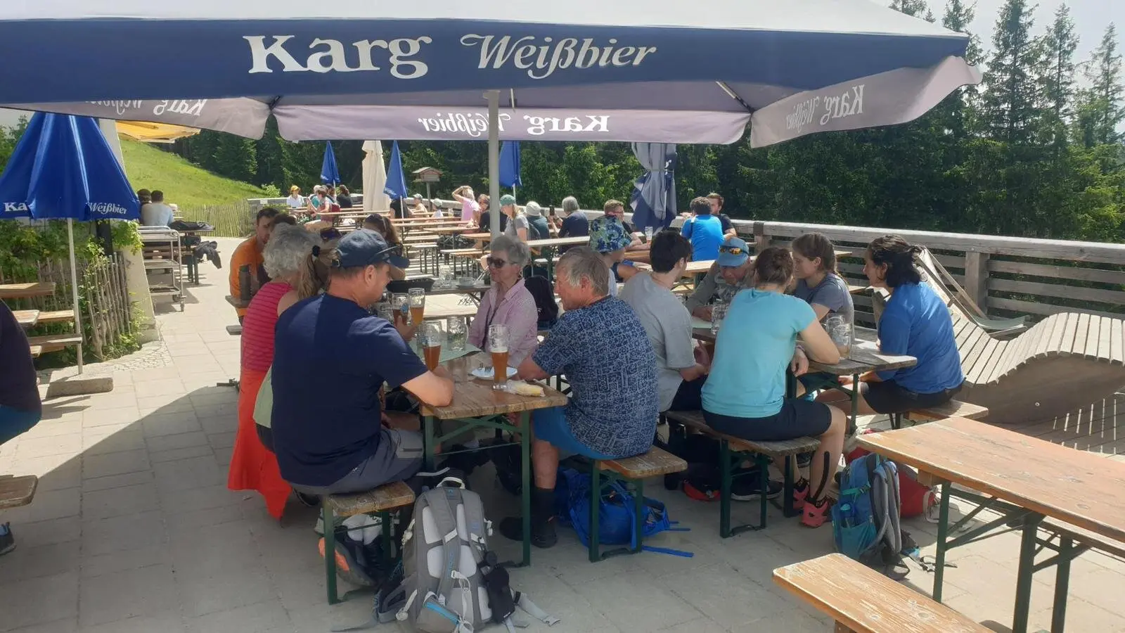 Beisammenhocken und Quatschen unter dem Sonnenschirm auf der Terasse | © DAV Starnberg