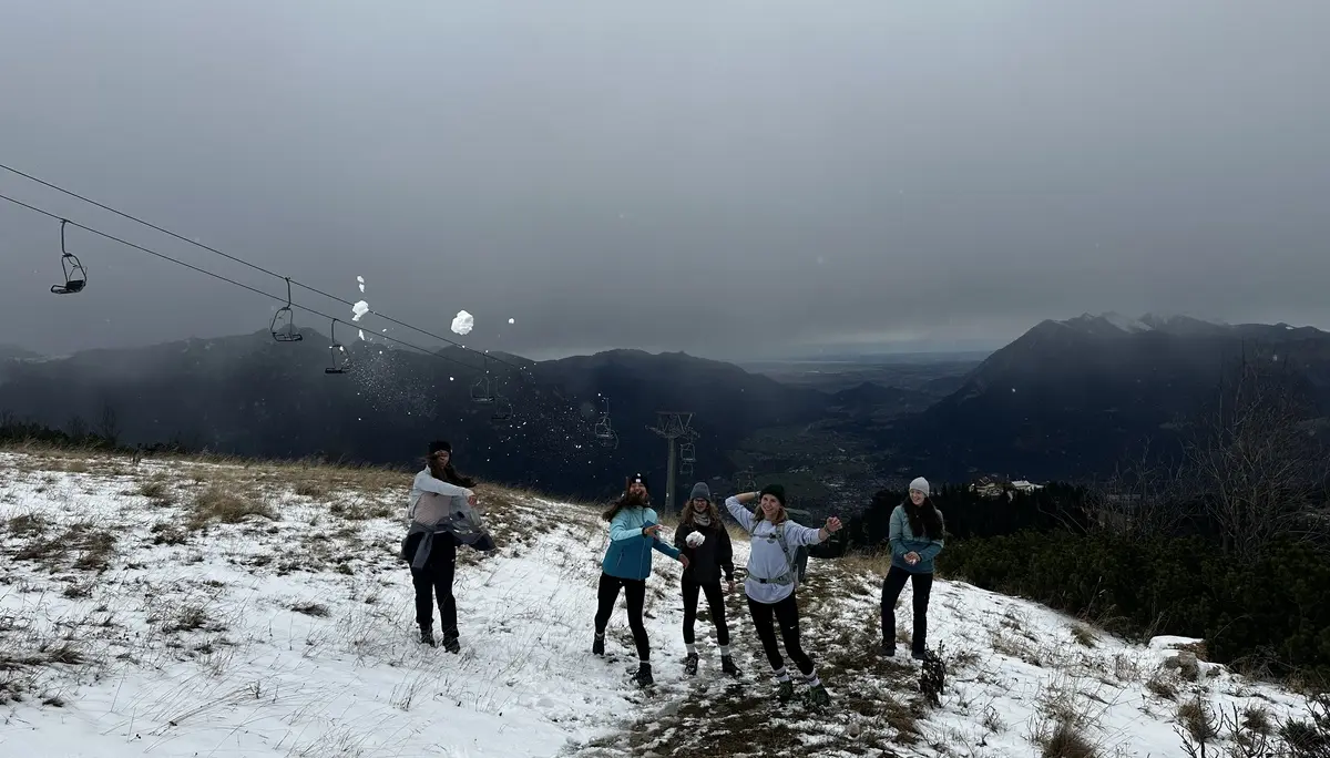 Schneeballschlacht beim Wandern | © DAV Starnberg - Sina Bakenhus