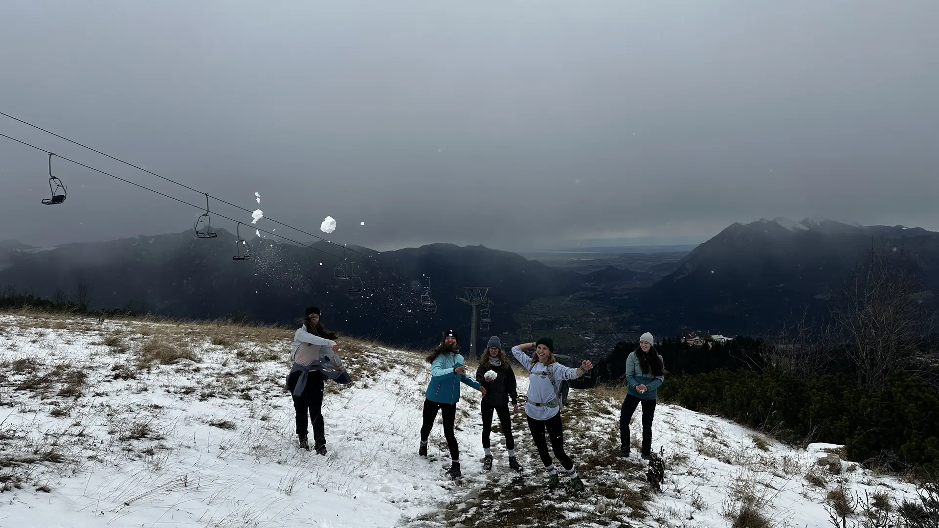 Schneeballschlacht beim Wandern | © DAV Starnberg - Sina Bakenhus