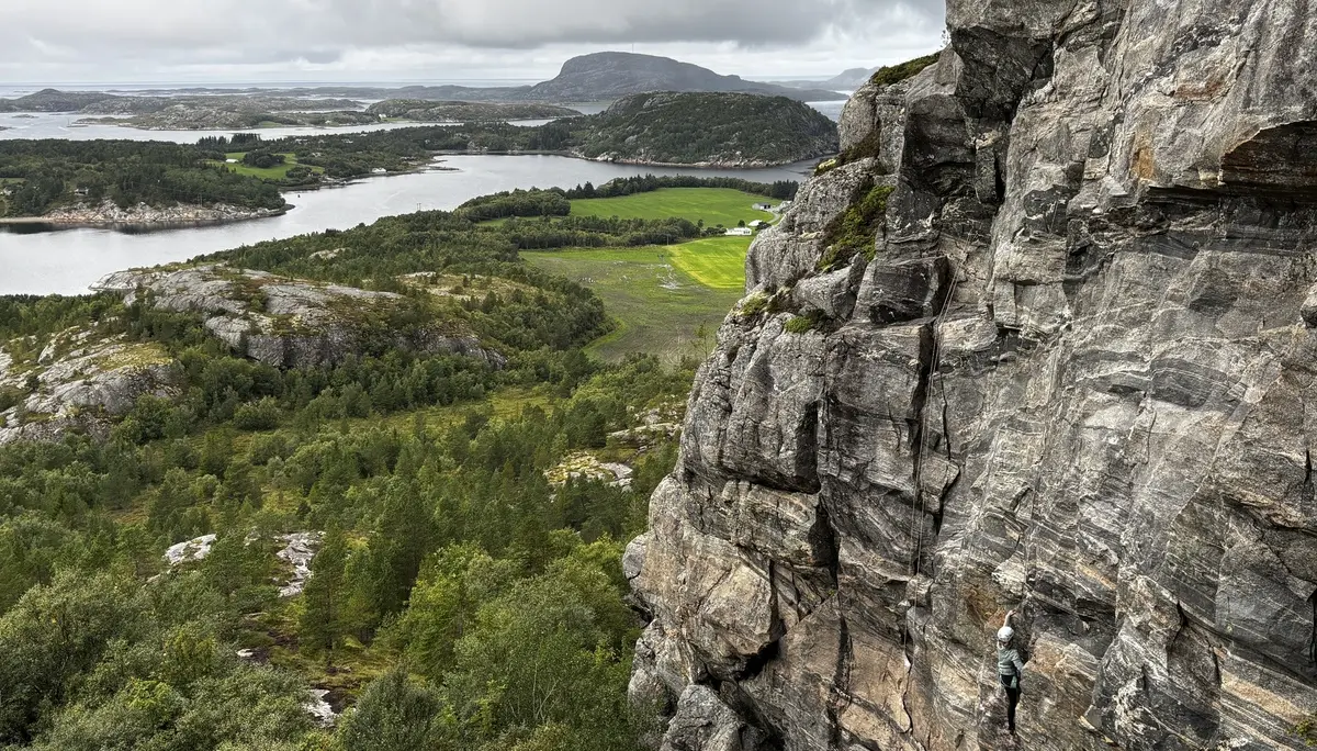 Klettern mit Blick auf den Fjord | © DAV Starnberg - Sina Bakenhus